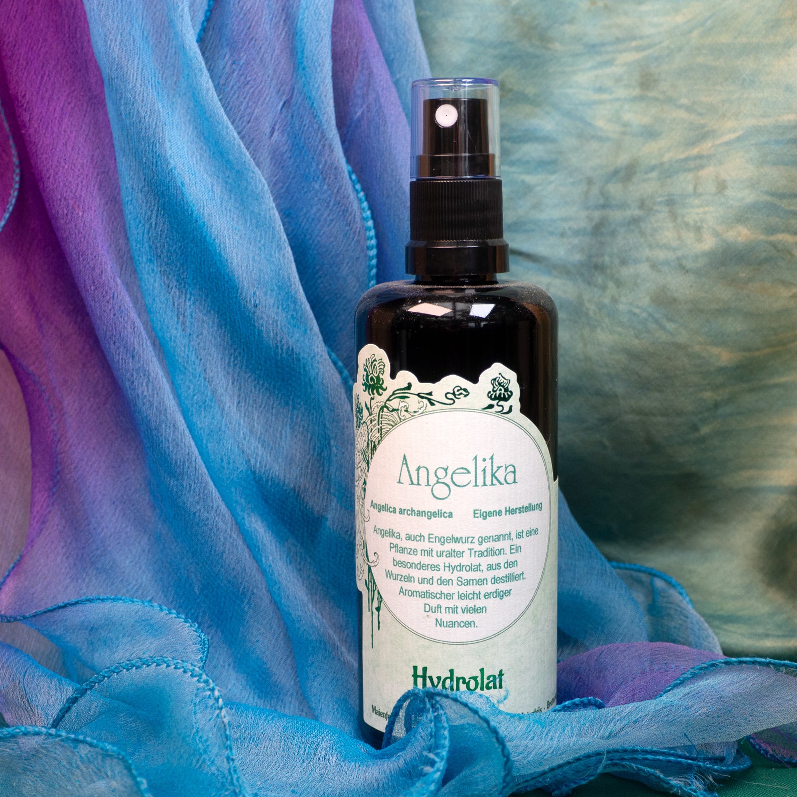 Zwischen Pflanzen im Wald steht das Hydrolat in der Mitte