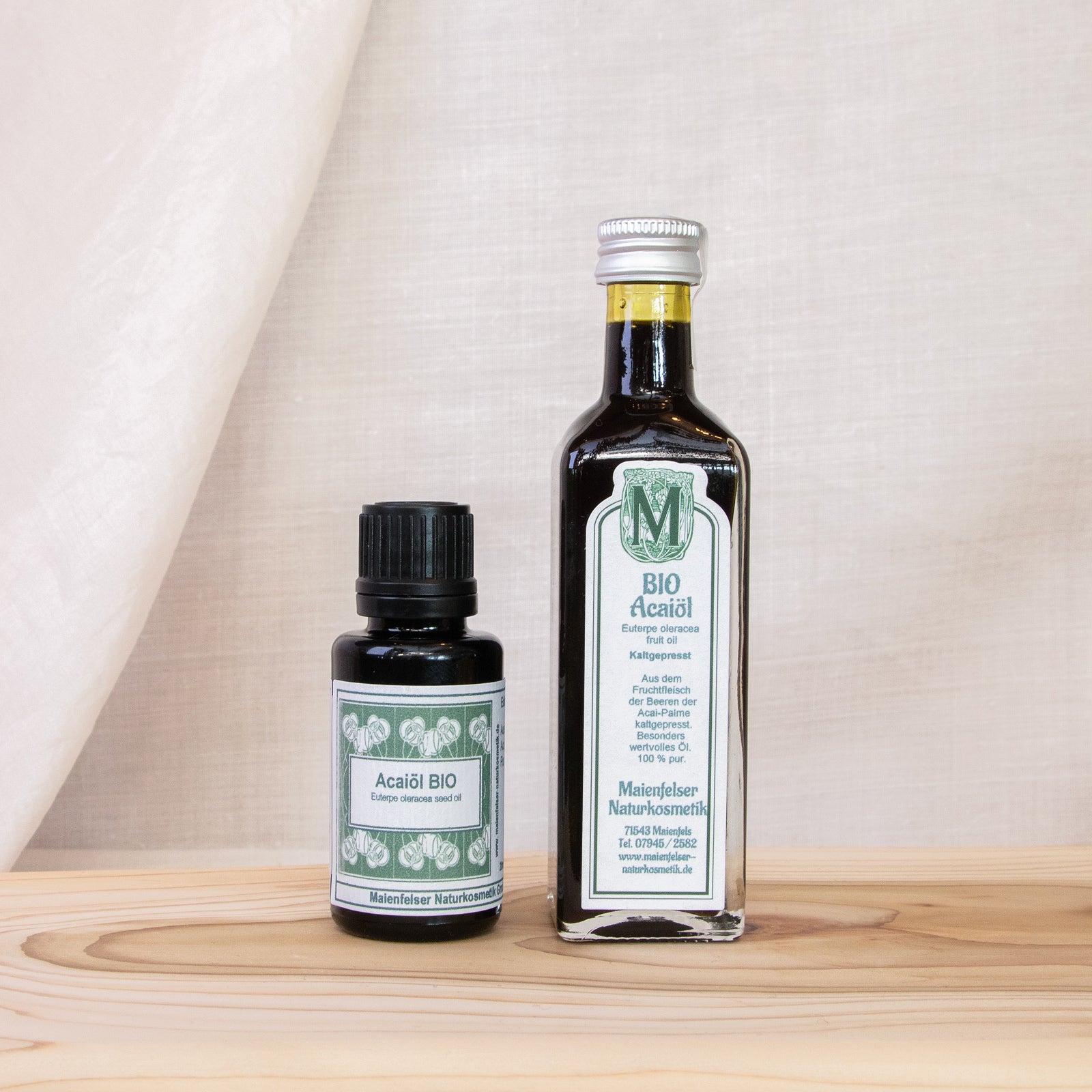 Acaiöl 20 ml vor einem weiß gestreiften Hintergrund